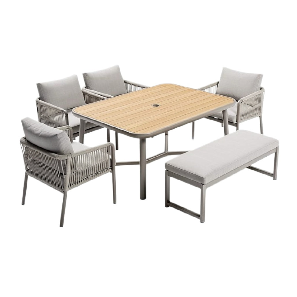 Moderne tuinset met houten tafel en comfortabele stoelen