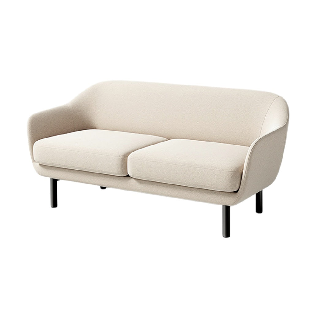 Moderne beige bank met strakke lijnen en zwarte poten